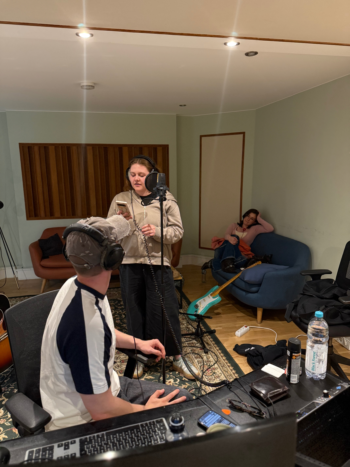 Sängerin am Mikrofon während einer Studio-Session